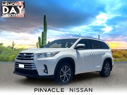 Used 2017 Toyota Highlander XLE w/ Carpet Mat Package AWD/4WD image 1
