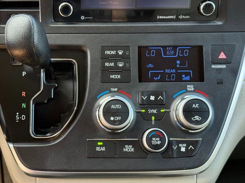 Used 2018 Toyota Sienna LE FWD image 12