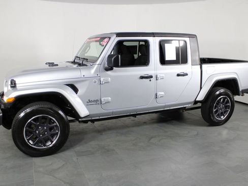 Used 2023 Jeep Gladiator Overland image 11