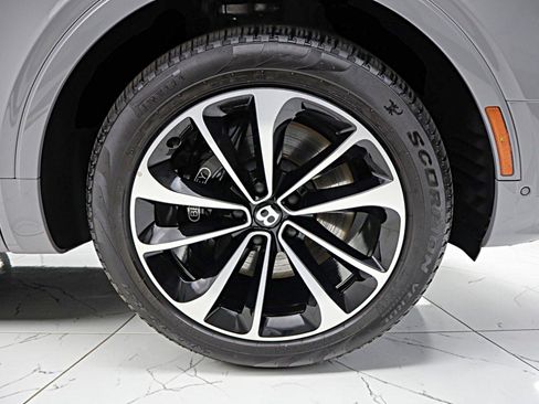 Used 2024 Bentley Bentayga Extended Wheelbase AWD/4WD image 52