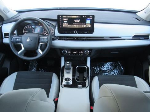 Used 2025 Mitsubishi Outlander SE image 3
