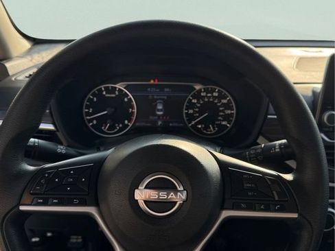 Used 2025 Nissan Altima 2.5 SV FWD image 23