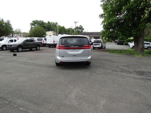 Used 2024 Chrysler Pacifica Touring-L FWD image 6