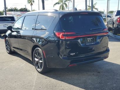 New 2026 Chrysler Pacifica Limited w/ S Appearance Package