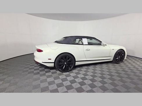 Used 2025 Bentley Continental GTC AWD/4WD image 38