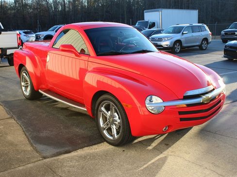 Used 2004 Chevrolet SSR w/ Preferred Equipment Group image 2