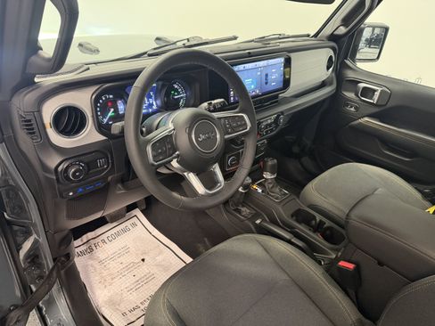Used 2025 Jeep Wrangler Unlimited Sahara w/ Safety Group AWD/4WD image 4