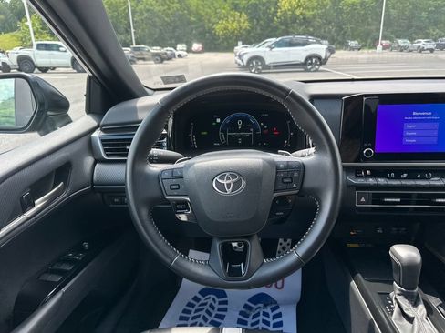 Used 2025 Toyota Camry SE FWD image 19