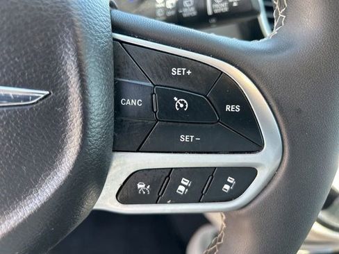 Used 2023 Chrysler Pacifica Touring-L FWD image 20