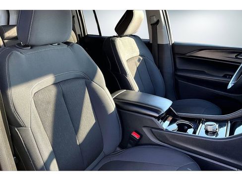 Used 2023 Jeep Grand Cherokee Laredo image 24