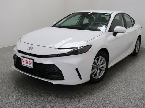 Used 2025 Toyota Camry LE image 2