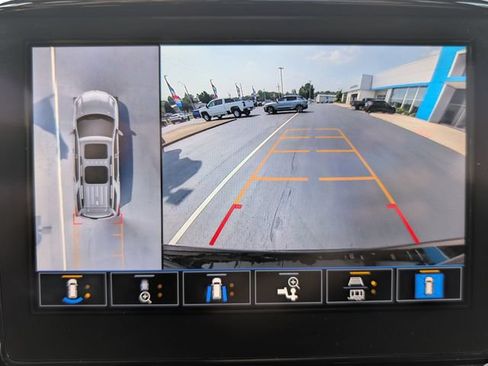 Used 2023 Chevrolet Traverse LT FWD image 25