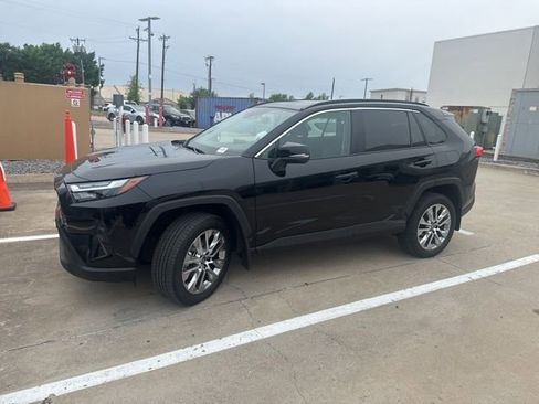 Used 2025 Toyota RAV4 XLE Premium FWD image 7