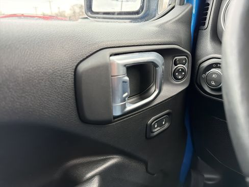 Used 2023 Jeep Gladiator Willys image 24