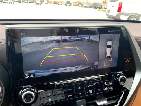 Used 2020 Toyota Highlander Platinum image 25