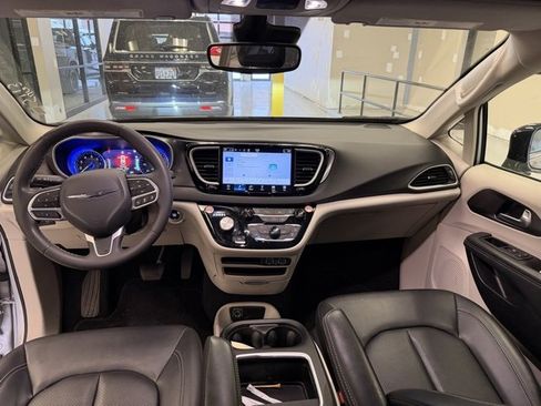 Used 2024 Chrysler Pacifica Touring-L image 11