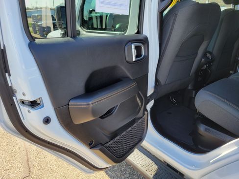 Used 2025 Jeep Wrangler Unlimited Sahara AWD/4WD image 16