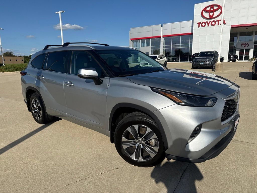 Used 2025 Toyota Highlander XLE AWD/4WD image 2