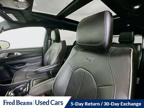Used 2023 Chrysler Pacifica Limited w/ S Appearance Package image 23