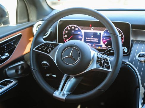 Used 2025 Mercedes-Benz GLC 300 4MATIC image 15