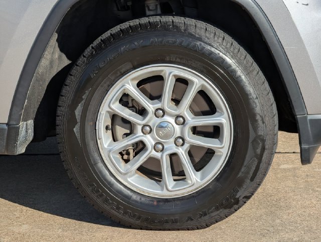 Used 2018 Jeep Grand Cherokee Laredo RWD image 9