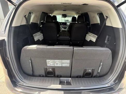 Used 2024 Kia Carnival EX FWD image 17