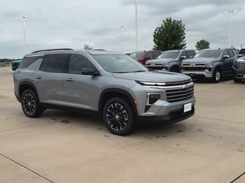 New 2026 Chevrolet Traverse LT w/ Sun and Wheel Package FWD image 2