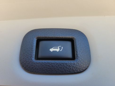 Used 2018 Nissan Rogue SV FWD image 8