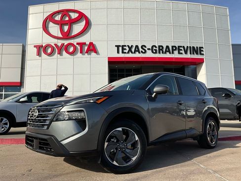 Used 2025 Nissan Rogue SV image 2