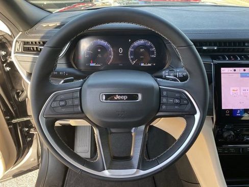 Used 2025 Jeep Grand Cherokee Limited AWD/4WD image 29