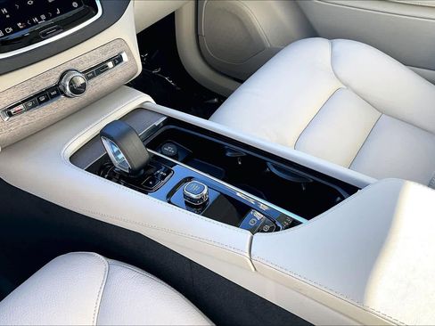 Certified 2024 Volvo XC90 B6 Plus w/ Protection Package Premier image 15