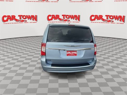Used 2013 Chrysler Town & Country Touring image 7