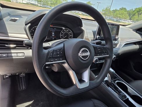 Used 2024 Nissan Altima 2.5 SV FWD image 12