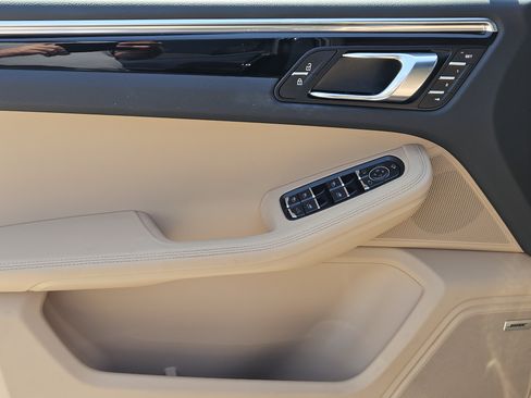 Certified 2026 Porsche Macan AWD/4WD image 22