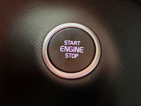 Used 2025 Volvo XC40 B5 Core image 21