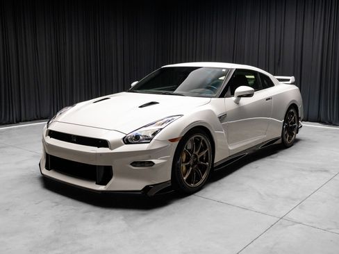 Used 2024 Nissan GT-R w/ Floor Mat Package AWD/4WD image 19