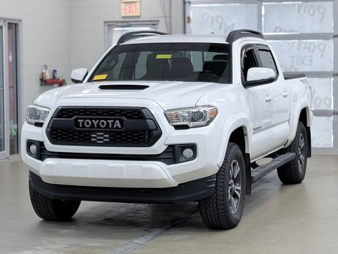 Used 2017 Toyota Tacoma TRD Sport w/ Tow Package AWD/4WD image 3