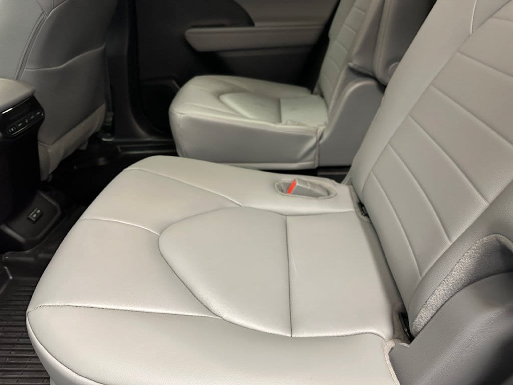 Used 2025 Toyota Highlander XLE AWD/4WD image 18