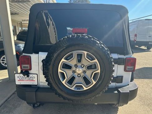 Used 2016 Jeep Wrangler Unlimited Rubicon w/ Connectivity Group image 7