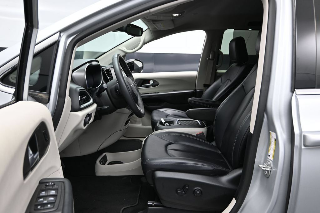 Used 2024 Chrysler Pacifica Touring-L FWD image 18
