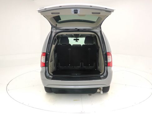 Used 2015 Chrysler Town & Country Touring FWD image 11