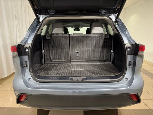 Used 2023 Toyota Highlander XLE AWD/4WD image 11