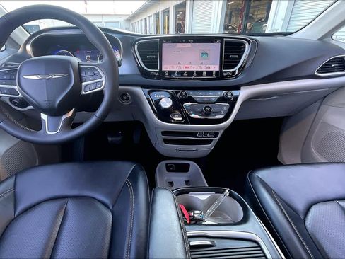 Used 2024 Chrysler Pacifica Touring-L image 14