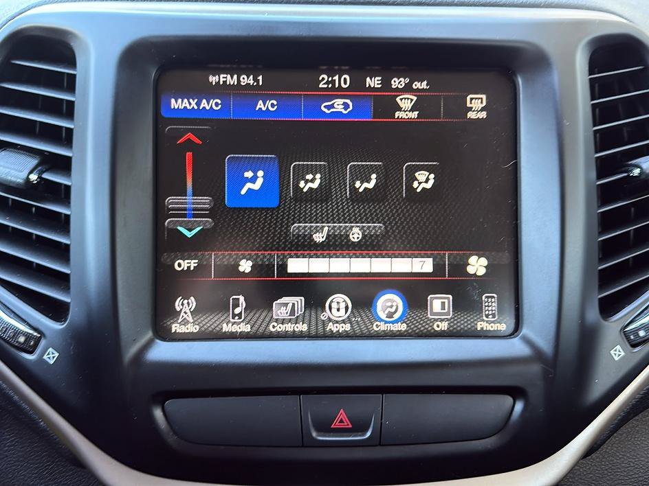 Used 2016 Jeep Cherokee Latitude w/ Cold Weather Group AWD/4WD image 17