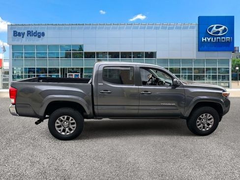 Used 2017 Toyota Tacoma SR5 w/ Tow Package RWD image 2