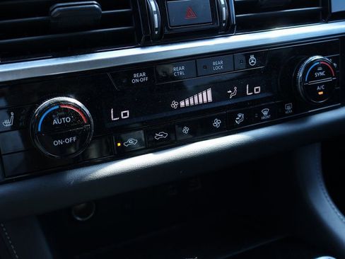 Used 2023 Nissan Pathfinder SL image 15