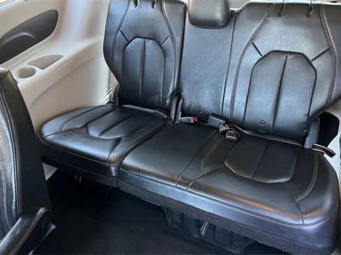 Used 2020 Chrysler Pacifica Touring-L image 16