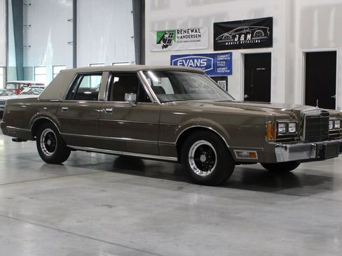 Used 1989 Lincoln Town Car RWD image 26