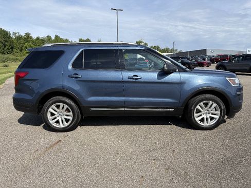Used 2018 Ford Explorer XLT AWD/4WD image 6