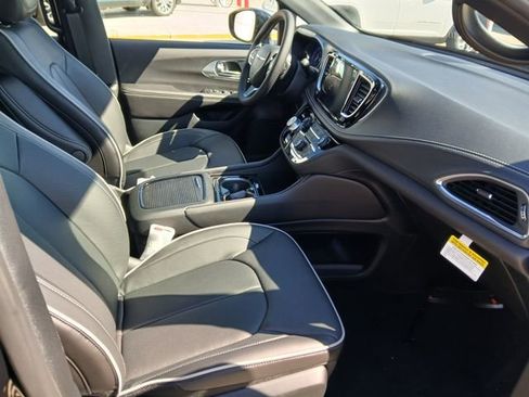 New 2026 Chrysler Pacifica Limited w/ Uconnect Theater Family Group FWD image 26